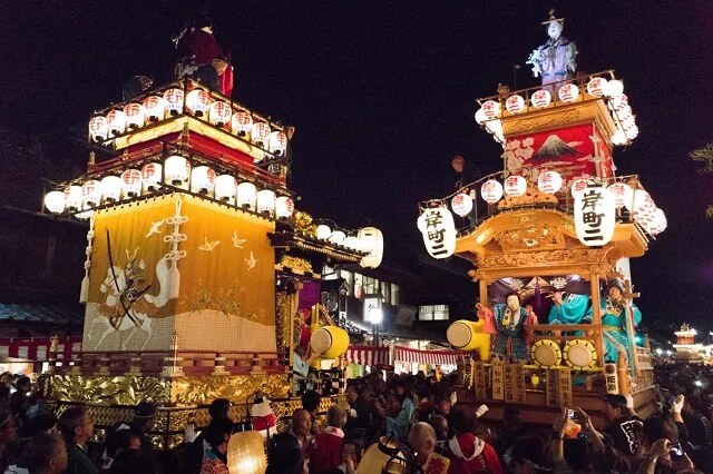 งานเทศกาล Kawagoe ยามค่ำคืนมีการเดินขบวนรถแห่บนถนนซากุระโนะซาโตะ โดยมีผู้ชมจำนวนมากมารอชมตามสองข้างทาง