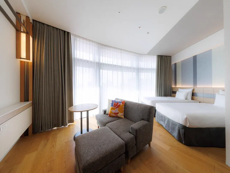ภาพจริงของห้องพัก JR Kyushu Hotel Blossom Naha สำหรับครอบครัวสามรุ่นสามารถแยกห้องอาบน้ำและกิจวัตรยามค่ำคืนได้อย่างอิสระ