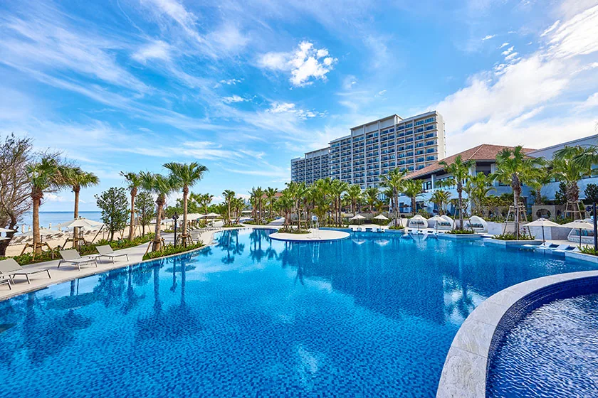 สระว่ายน้ำของ Ryukyu Hotel &amp; Resort Nashiro Beach ซึ่งใช้ได้ตั้งแต่ 13:00 ก่อนเช็กอิน