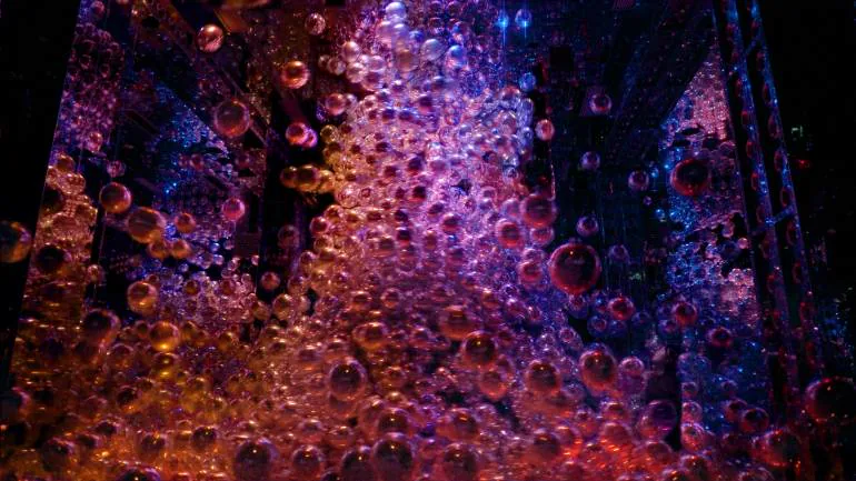 teamLab Biovortex Kyoto Morphing Continuum ลูกบอลเรืองแสงในพื้นที่กระจกที่รวมตัวและแยกตัวเป็นรูปร่างขนาดใหญ่