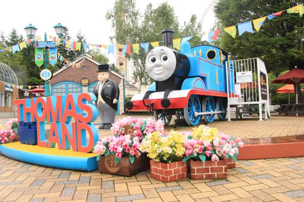 ทางเข้า Fuji-Q แลนด์ Thomas Land และภาพวาดตัวละครทอมมัส เหมาะสำหรับครอบครัวเด็กเล็ก คิดค่าบัตร Thomas Land Pass แยกต่างหาก
