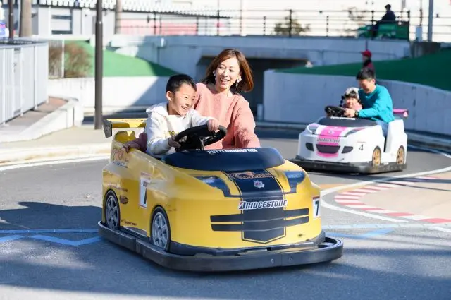 เครื่องเล่นขับรถสำหรับครอบครัวใน Suzuka Circuit Park ซึ่งเน้นให้เด็กควบคุมและทำภารกิจเอง