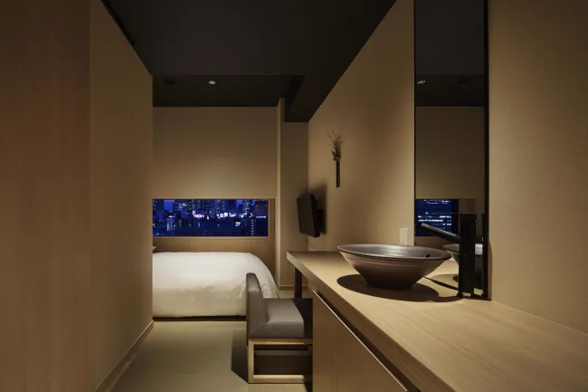 พื้นที่ห้องพักและห้องอาบน้ำของโรงแรมในเกียวโตในช่วงฤดูใบไม้เปลี่ยนสีเต็ม