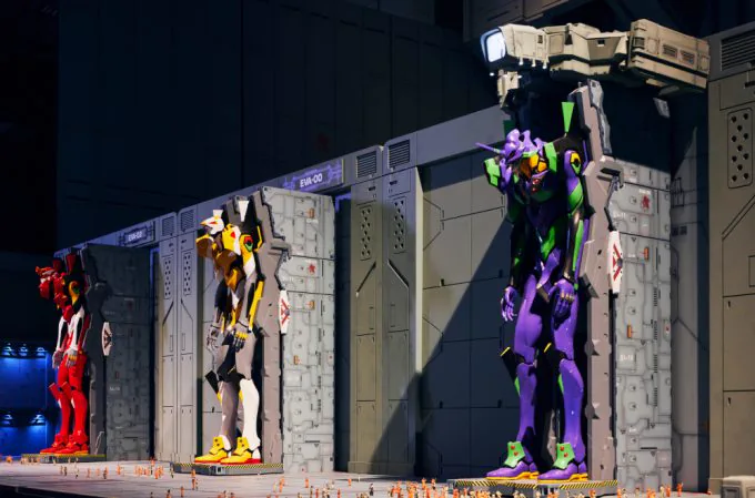 EVA Hangar ใน SMALL WORLDS Tokyo พร้อม EVA และอุปกรณ์ใน Cage