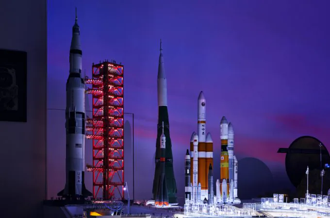 SMALL WORLDS Tokyo ศูนย์อวกาศ จรวด Saturn V และโมเดลจรวดยุคต่างๆ ขนาดย่อส่วน