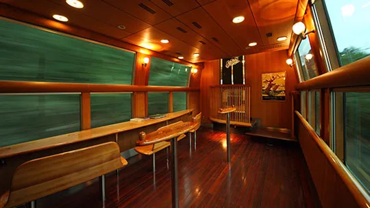 ภายในรถไฟ Yufuin no Mori แสดงเส้นทางรถไฟระหว่างเมืองจาก Hakata ไปยัง Yufuin