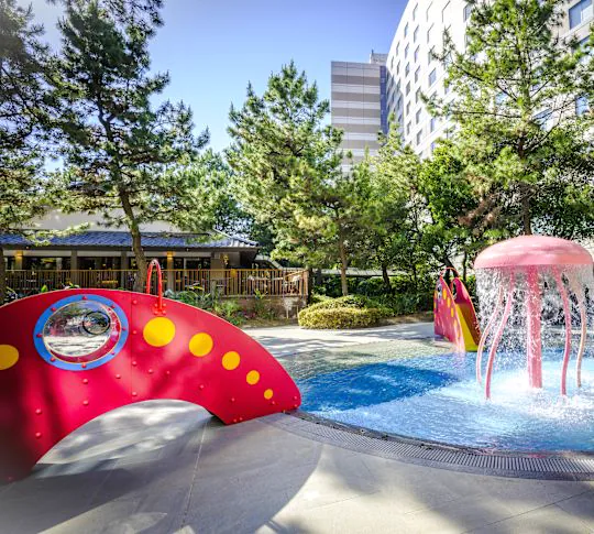 สิ่งอำนวยความสะดวกในสระว่ายน้ำสำหรับครอบครัวของ Hilton Tokyo Bay