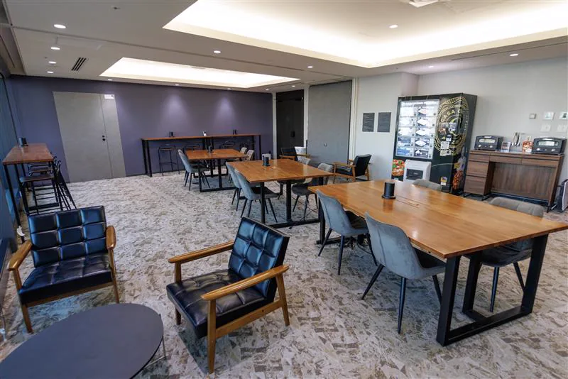 THE BLOSSOM HIBIYA ชั้น 19 โซนพักผ่อนฟรี พร้อมที่นั่งและวิวจากหน้าต่าง
