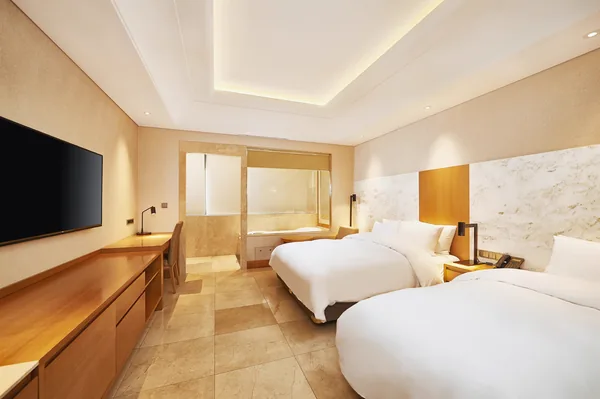 ห้องพักเตียงคู่และห้องน้ำของ Arban Hotel Busan แยกเป็นสัดส่วน