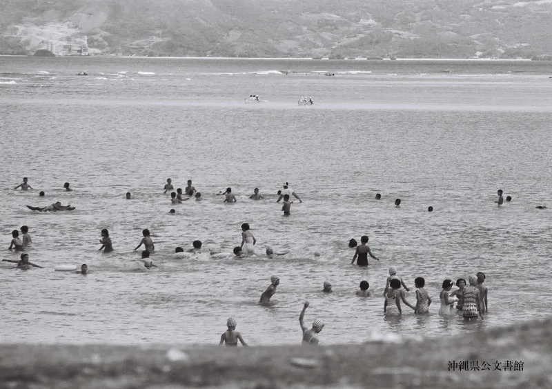 การวางจังหวะเที่ยวชายหาดและพักกลางวันสำหรับครอบครัวในโอกินาว่า