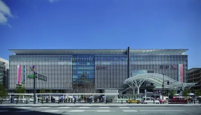 สถานี JR Hakata กับ JR Hakata City แสดงให้เห็นว่าการพักค้างคืนในฟุกุโอกะสามารถช่วยให้คุณรักษาเวลาเดินทางรถไฟเช้า หรือเที่ยวบินสนามบินได้