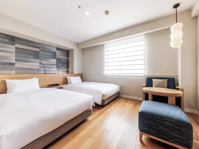 ห้องพักและพื้นที่เตียงของโรงแรม STRATA NAHA