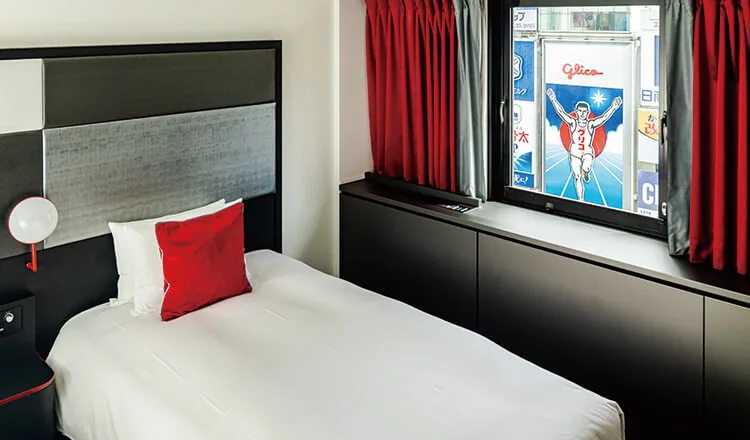 ภาพบรรยากาศห้องพักและที่พักในโดทงโบริของ Cross Hotel Osaka เหมาะสำหรับครอบครัวที่เน้นกินข้าวเย็นและช็อปปิ้ง