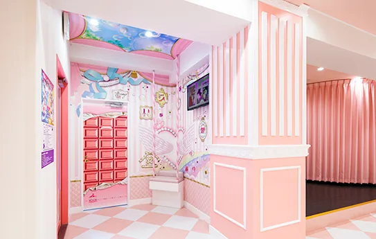ภาพบรรยากาศภายในร้าน Maidreamin ในเท็นจิน นางาซากิ ฟุกุโอกะ เหมาะสำหรับการช็อปปิ้งในเท็นจิน ร้านอาหารบนถนนคนเดิน หรือวางแผนกิจกรรมในวันที่ฝนตกในพื้นที่เดียวกัน