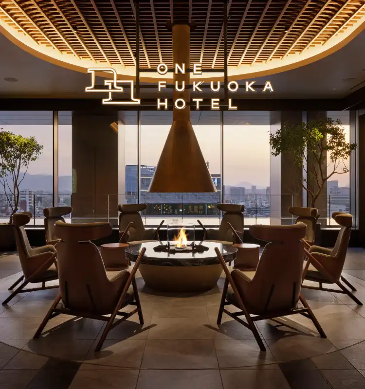 ONE FUKUOKA HOTEL พื้นที่พักผ่อนส่วนกลางบนชั้นสูงและเตาผิงไฟ