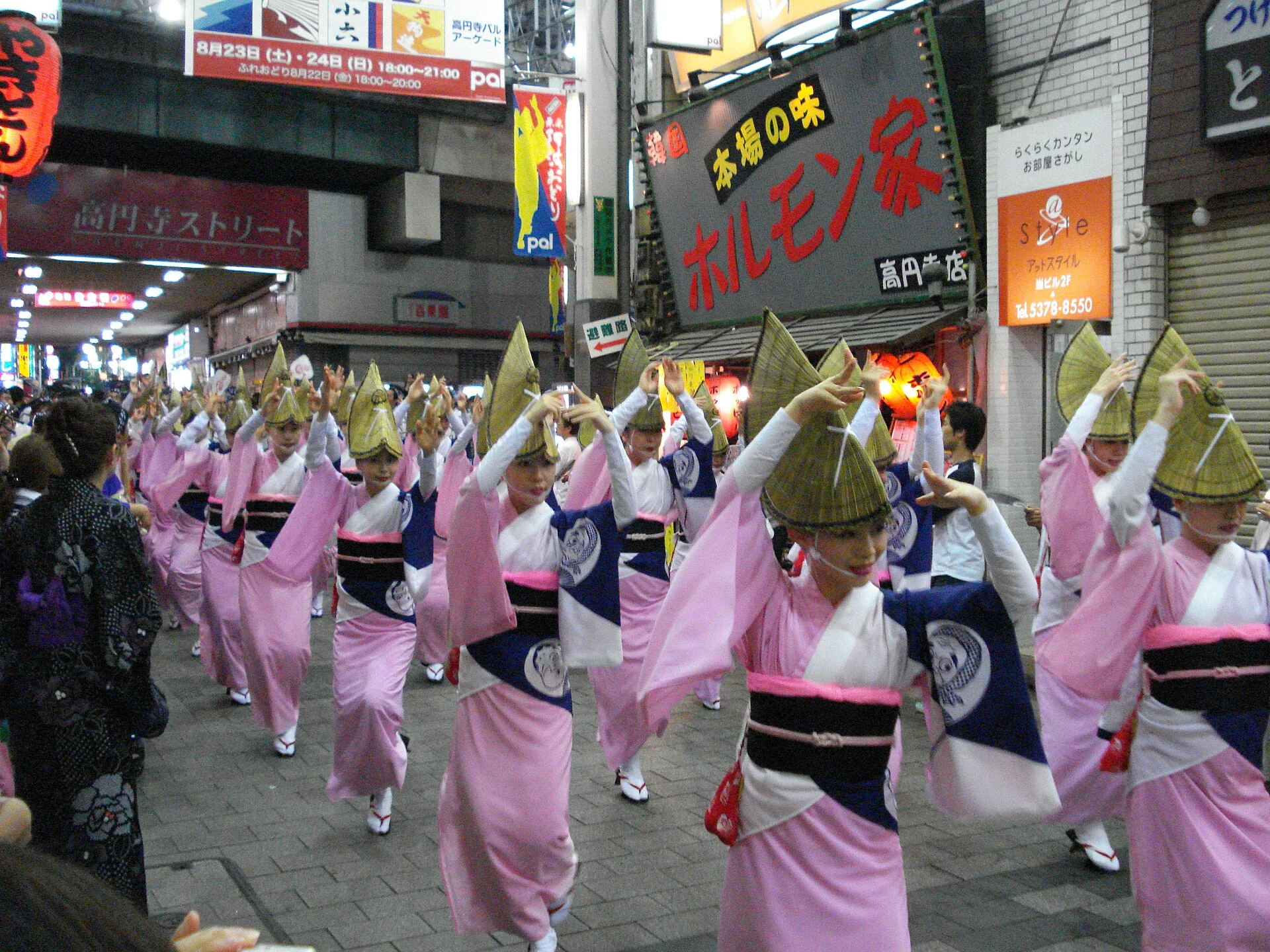 นักเต้นอาวะโอโดริในโคเอ็นจิและผู้ชมริมถนนช่วงเทศกาลฤดูร้อน