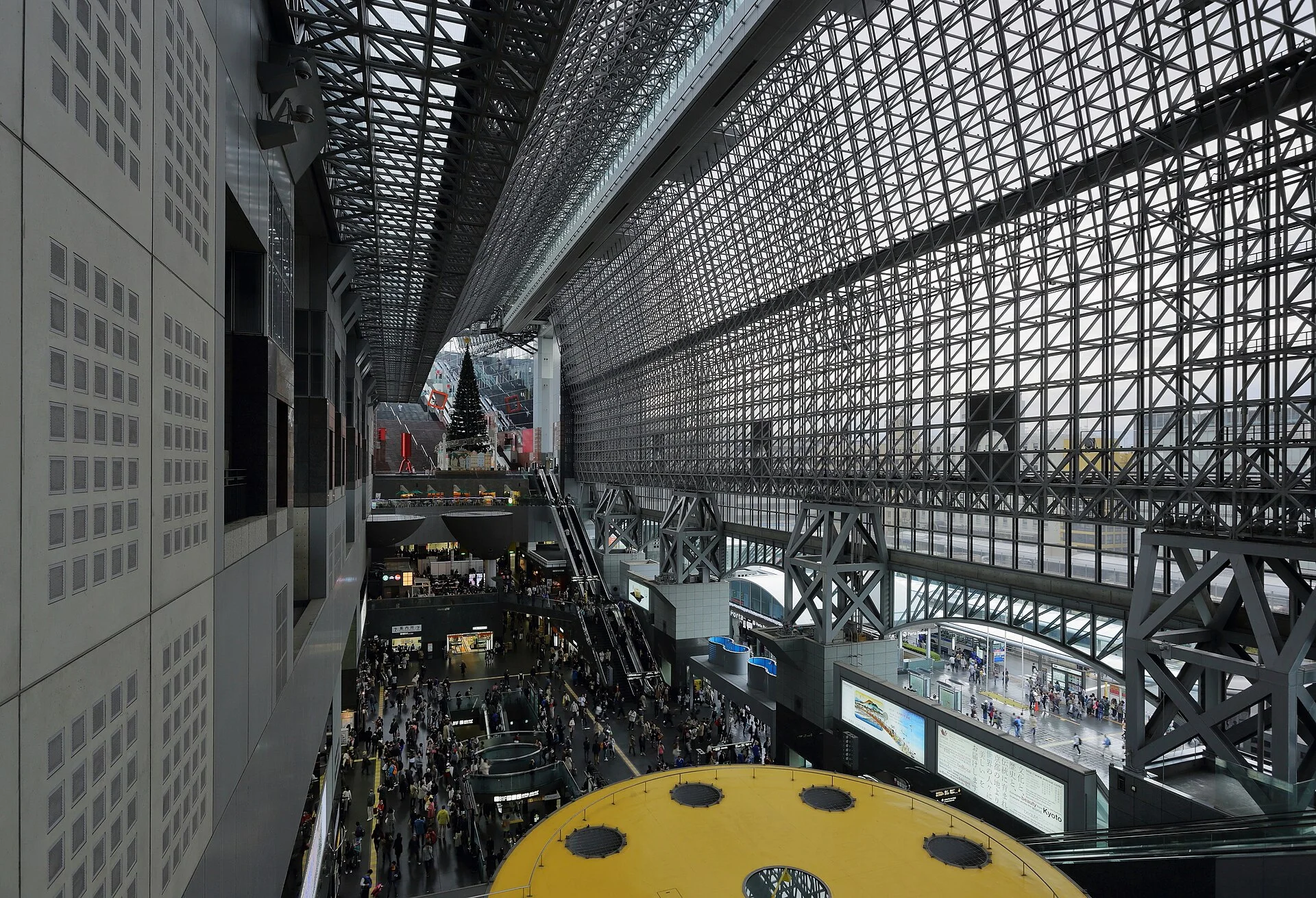 บริเวณ Kyoto Station ซึ่งเหมาะกับนักเดินทางที่ให้ความสำคัญกับชินคันเซ็น สนามบินคันไซ และการจัดการกระเป๋า