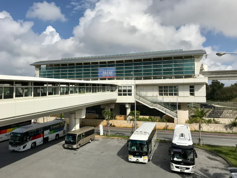 สถานีสนามบินนาฮะและ Yui Rail เป็นแผนสำรองด้านการเดินทางในวันที่ฝนตกหรือเที่ยวบินเปลี่ยนแปลง