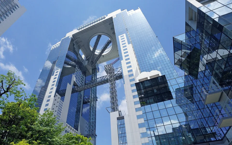 ภาพจริงของอาคารอุเมดะ สกายบลู (Umeda Sky Building) กับอุทยานบนฟ้า สำหรับทริป 7 วันของคู่รัก ควรเลือกจุดชมวิวสูงแบบเสียเงินเพียงแห่งเดียวเป็นไฮไลต์ร่วมกัน
