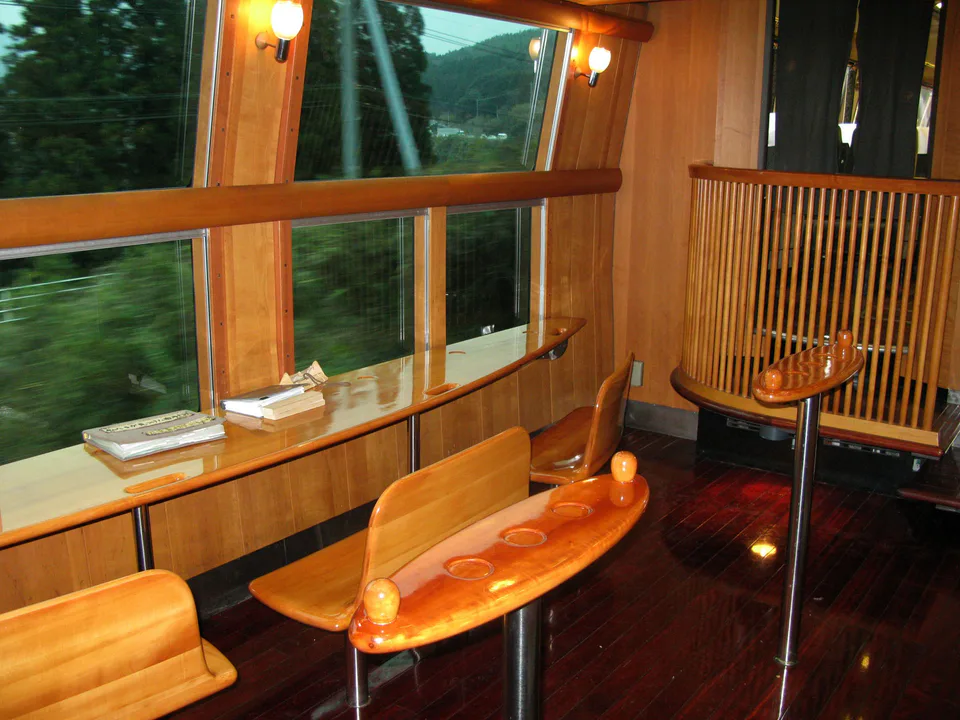 JR คิวชู KiHa 71 ซีรีส์ รถไฟสาย Yufuin no Mori I พื้นสูงภายในและที่นั่ง