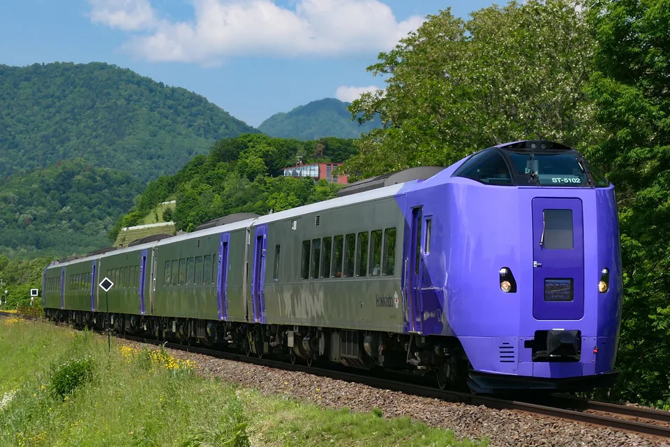รถไฟ Furano Lavender Express สื่อถึงการเดินทางตามฤดูกาลระหว่างซัปโปโร อาซาฮิกาวะ และฟุราโนะ