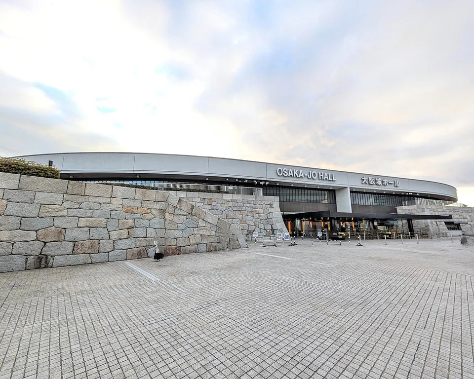 บริเวณด้านนอกของ Osaka Castle Hall เหมาะสำหรับเส้นทางการเดินทางไปพักที่ Umeda หรือ สถานีโอซาก้าหลังจบคอนเสิร์ต
