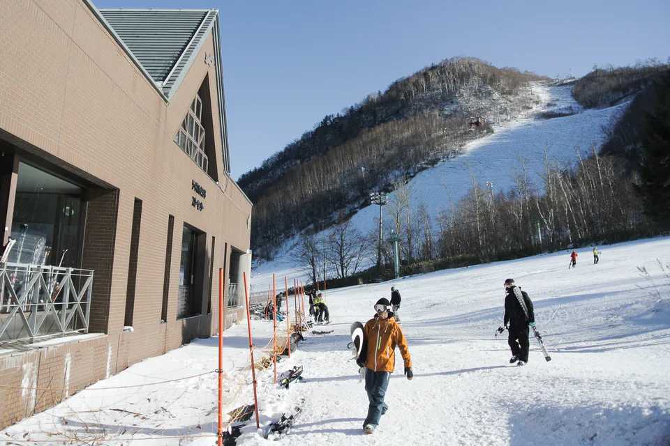 Sapporo Teine เหมาะกับ ski day trip ที่ต้องการความยืดหยุ่นของ JR และรถบัสท้องถิ่น