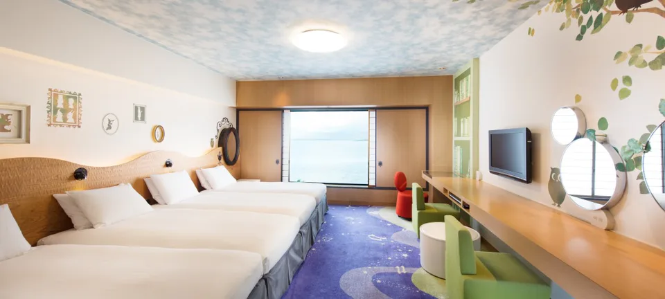 ห้อง Happy Magic ของ Hilton Tokyo Bay พร้อมเตียงมาตรฐาน 3 เตียงและการตกแต่งธีมป่าไม้