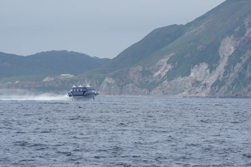 เรือเจ็ตความเร็วสูงของ Tokai Kisen สำหรับเดินทางจากโตเกียวไปอิซุโอชิมะ