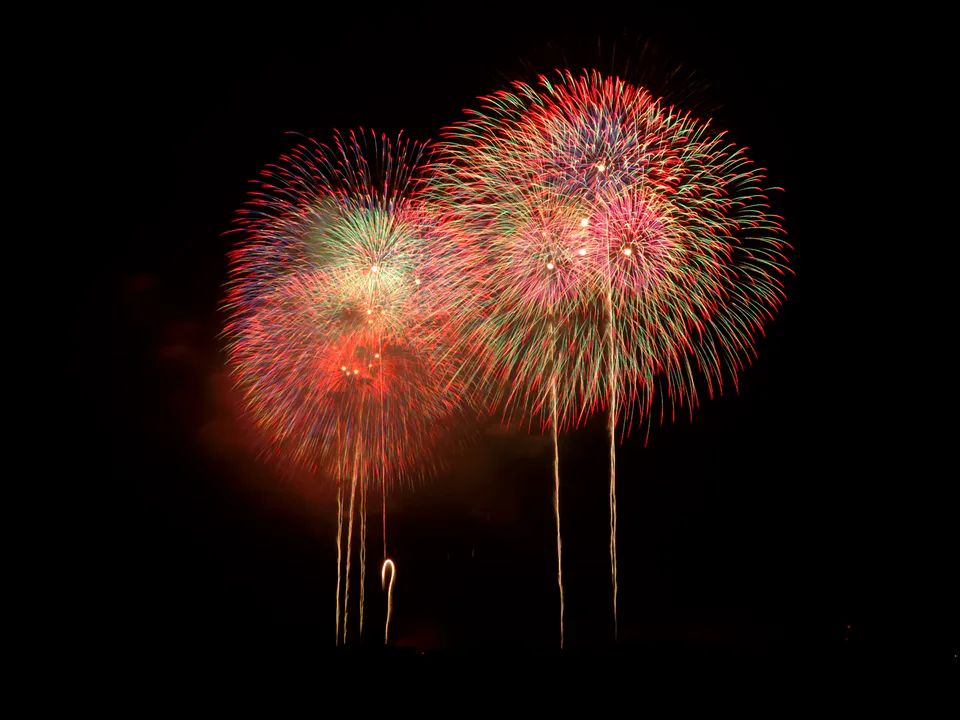 Nagaoka Fireworks เหนือแม่น้ำชินาโนะ ภาพประกอบการวางแผนอุปกรณ์สำหรับคืนพลุ