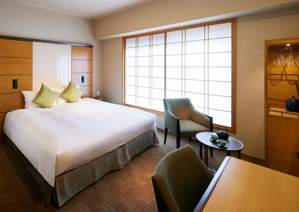 พื้นที่อาบน้ำขนาดใหญ่และพื้นที่พักผ่อนของ Hotel Niwa Tokyo