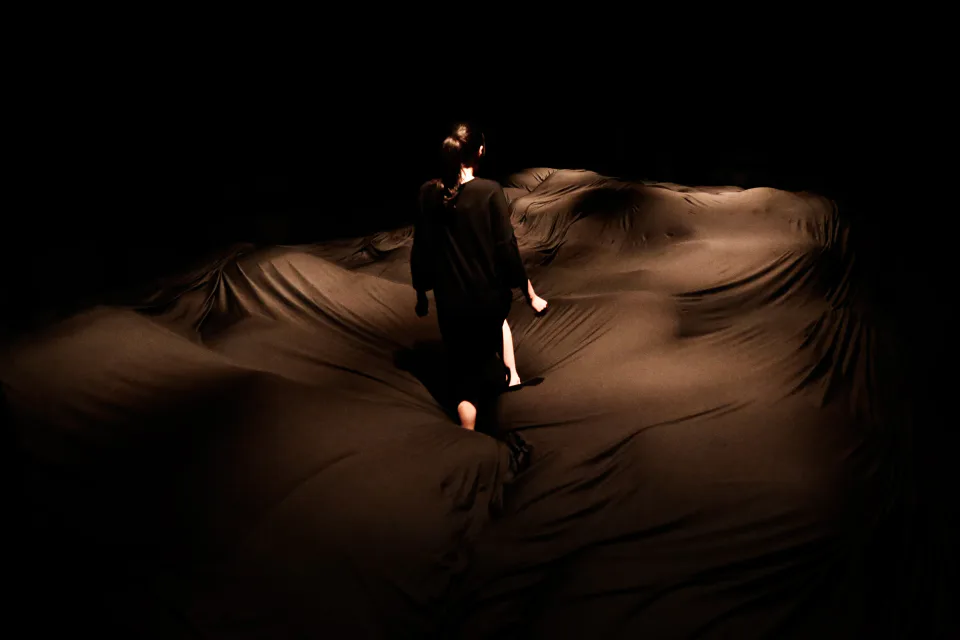teamLab Planets Soft Black Hole พื้นดำอ่อนนุ่มที่จมลงตามก้าวเท้า เป็นงานศิลปะที่ให้ความรู้สึกเหมือนร่างกายจมอยู่ในโลก