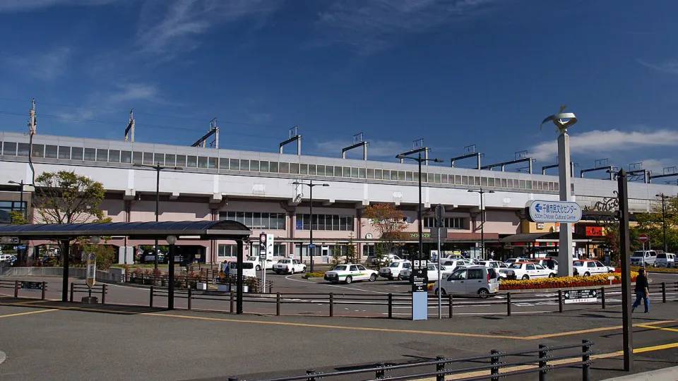 สถานี JR ใกล้ New Chitose Airport ใช้เป็นฐานคืนสุดท้ายเพื่อลดระยะทางก่อนเที่ยวบินเช้า