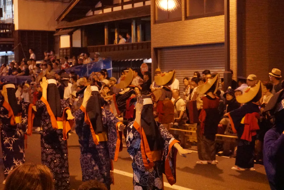นักรำผู้ใหญ่ Nishimonai Bon Odori ในช่วงกลางคืน ซึ่งเป็นช่วงสำคัญหลังประมาณ 21:00