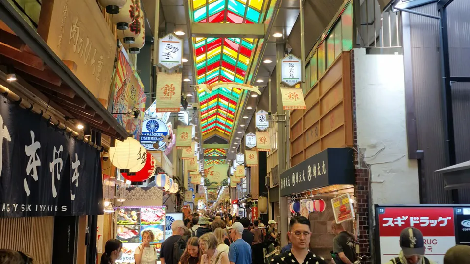 ตลาดนิชิกิและย่านชิโจ–คาวารามาจิซึ่งเหมาะกับการรวมอาหาร ช็อปปิ้ง และการพักไว้ในพื้นที่เดียวกัน