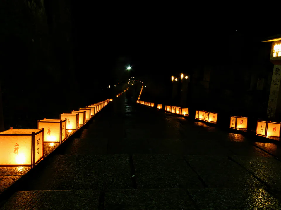 ทางเดินสุสาน Okunoin ท่ามกลางป่าสนบนโคยะซัง