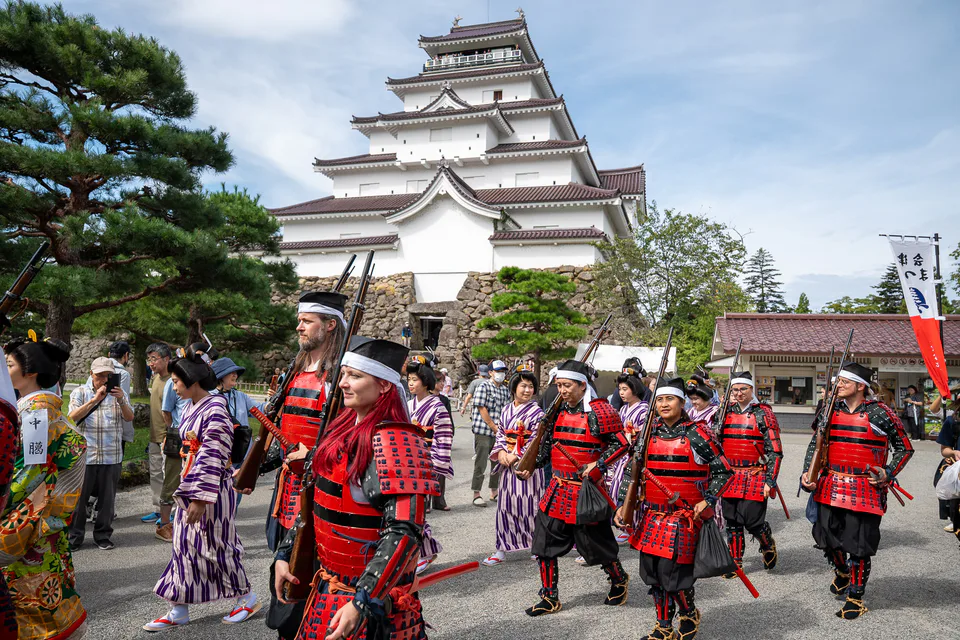 นักแสดงในชุดประวัติศาสตร์ของ Aizu Festival บริเวณปราสาทสึรุกะ