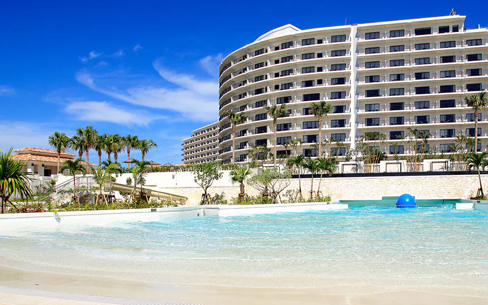 Hotel Monterey Okinawa Sunset Garden สระว่ายน้ำกลางแจ้งและวิวชายฝั่ง