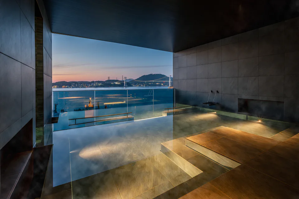semi-open public bath ของ BEB5 Mojiko ใช้ Kanmon Strait view เป็น recovery value หลังเดินเที่ยว Mojiko
