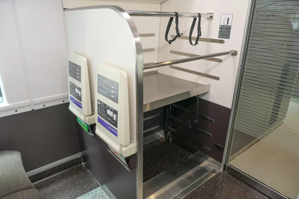 พื้นที่เก็บสัมภาระขนาดใหญ่ภายในรถโดยสาร E353 สำหรับนักท่องเที่ยวที่เดินทางรอบภูเขาฟูจิ