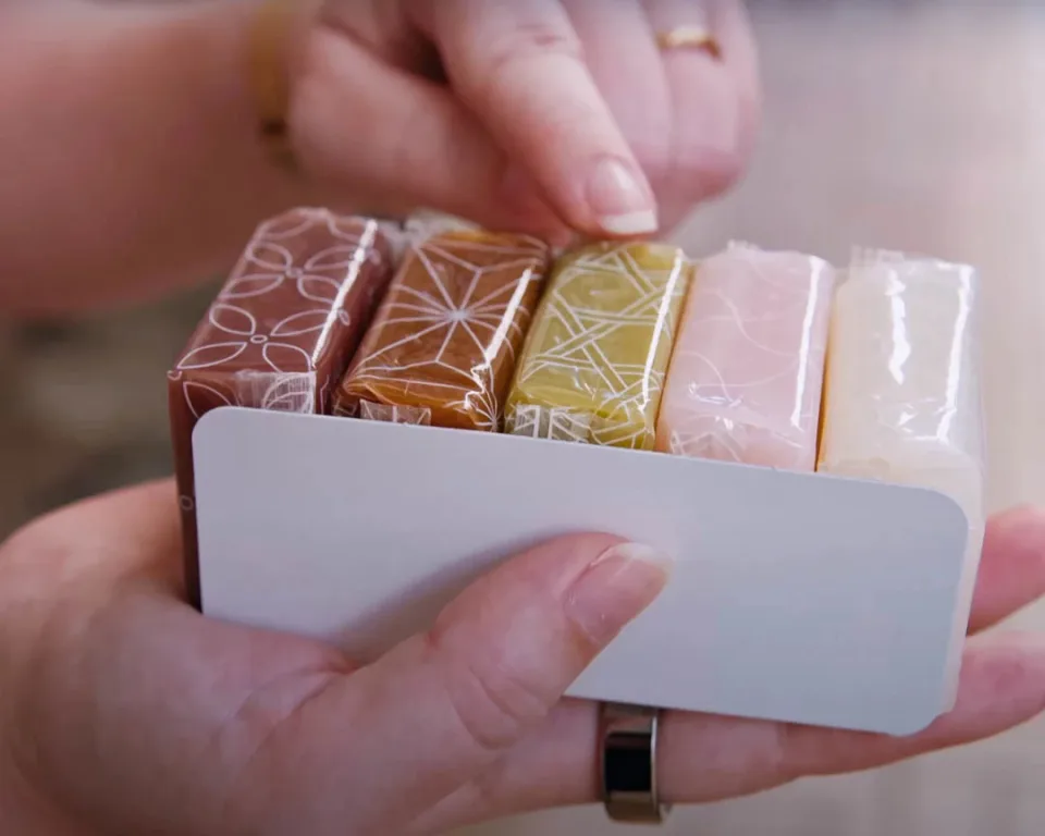 สินค้าบนถนนช็อปปิ้งโอสึและของที่ระลึกแสดงให้เห็นถึงตัวเลือกการเดินเล่นอิสระนอกจากทัวร์อาหาร