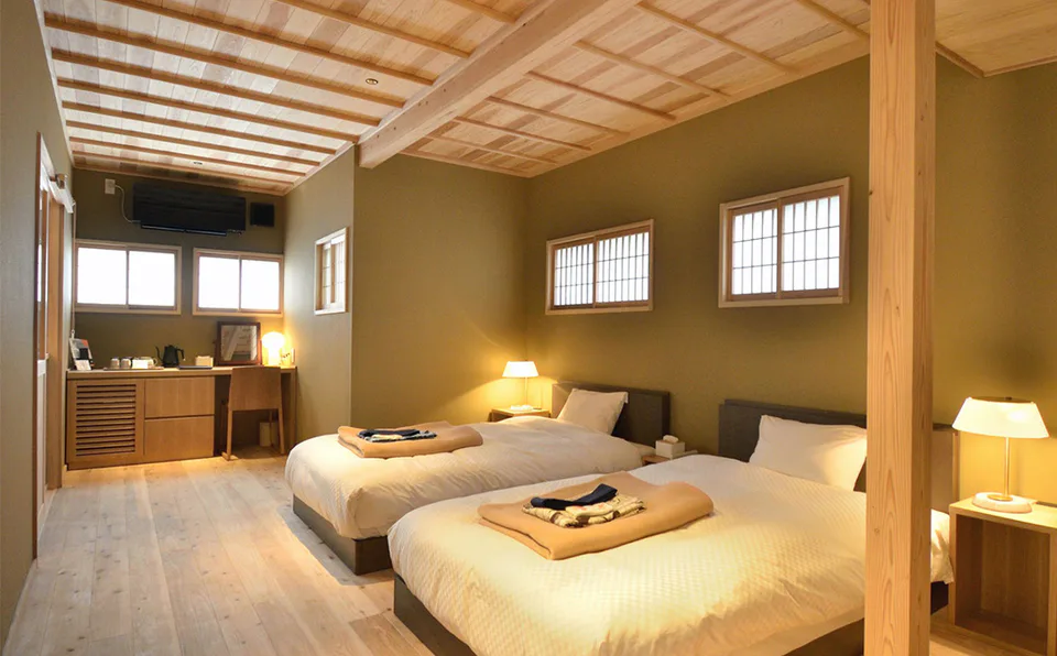 ห้องพักไม้ของ HOTEL CULTIA Dazaifu ซึ่งให้ประสบการณ์อาคารประวัติศาสตร์ต่างจากโรงแรมธุรกิจสมัยใหม่