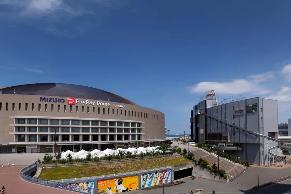 BOSS E・ZO FUKUOKA อยู่ติดกับ Mizuho PayPay Dome Fukuoka เหมาะกับการรวมกิจกรรมไว้ในเส้นทางเดียวกัน