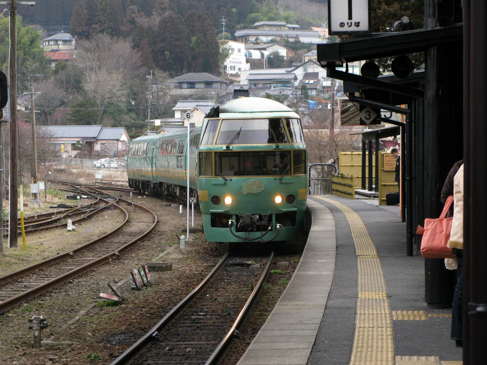 รถไฟท่องเที่ยว KiHa 71 ซีรีส์ JR คิวชู ยุฟุอินโนะโมริ I มองจากภายนอก