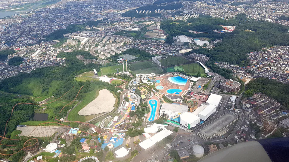 ภาพมุมสูงของโซนสวนน้ำ Pool WAI ของสวนสนุกดะซึยะ มองดูในช่วงฤดูร้อน บัตรสระว่ายน้ำและวันที่ใช้งานแบ่งเป็นระดับต่าง ๆ