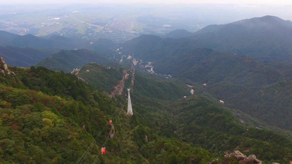มุมมองจากบริเวณยอดเขา Gozaisho ลงไปตามแนว ropeway