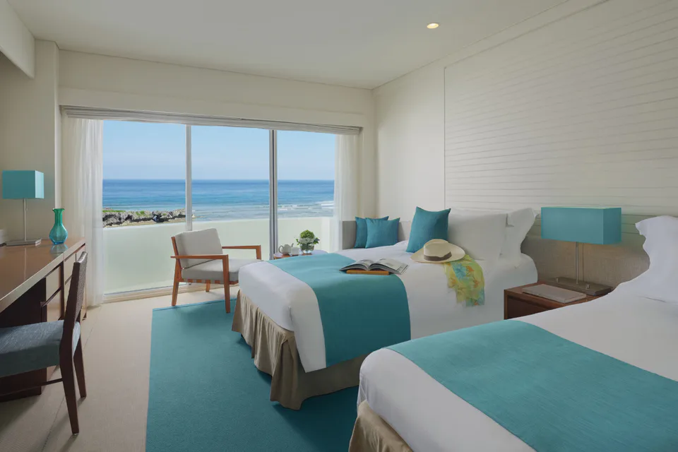 ห้องพักและพื้นที่เตียงของ ANA InterContinental Manza Beach Resort