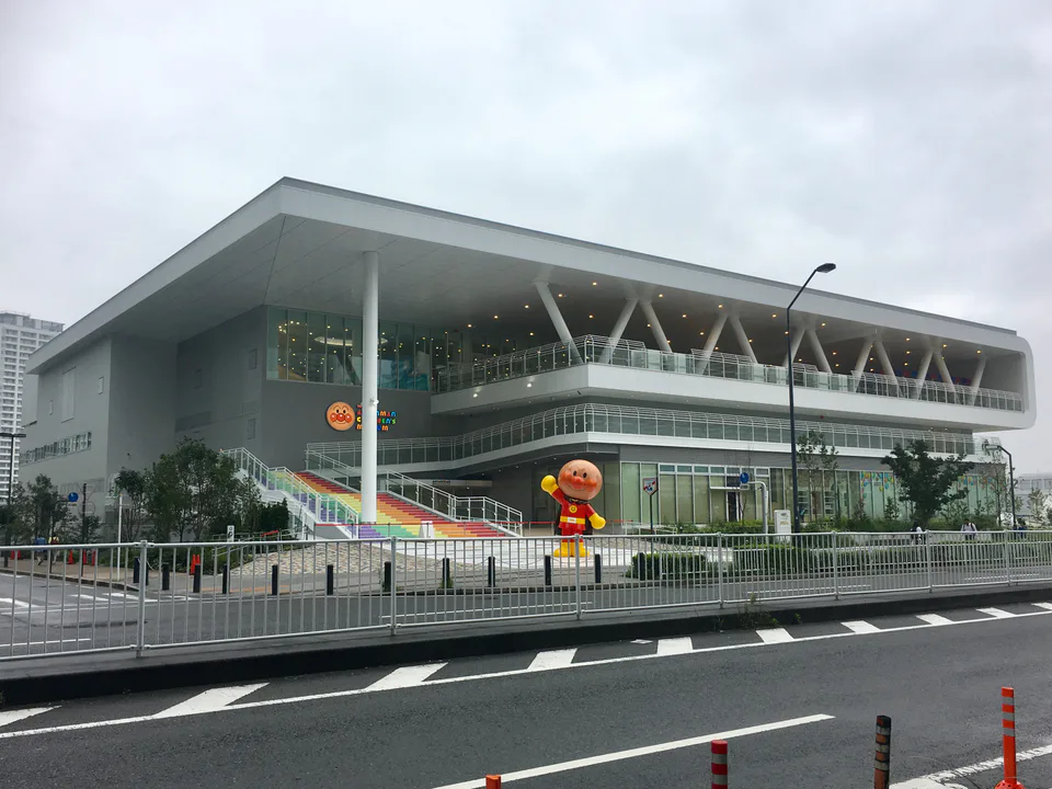 ภาพภายนอกอาคารพิพิธภัณฑ์เด็กซูเปอร์แมนในโยโกฮาม่า เหมาะสำหรับประเมินเส้นทางเข้าออกสำหรับรถเข็นและสัมภาระขนาดใหญ่