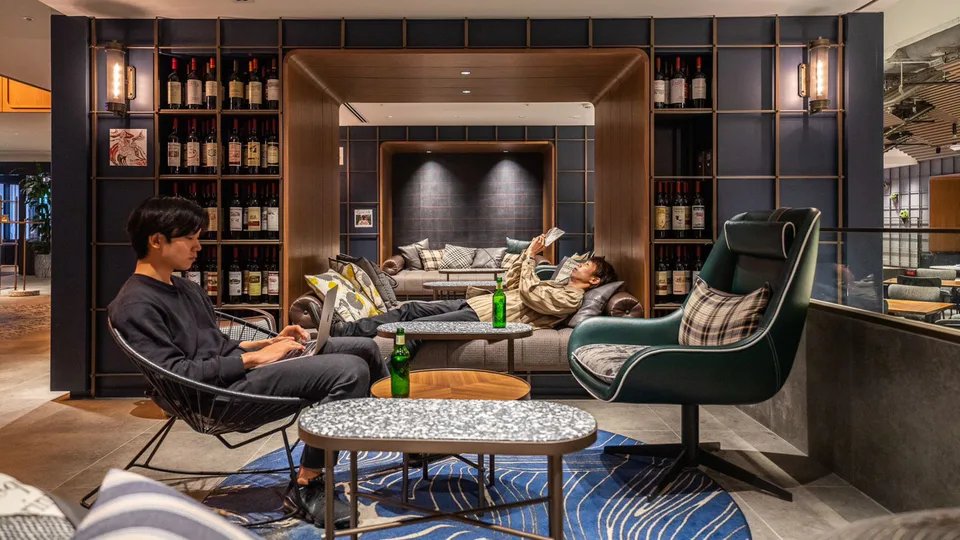 พื้นที่เลานจ์และ shared space ของโรงแรมในฟุกุโอกะสำหรับผู้เดินทางคนเดียวที่ยอมใช้ชีวิตนอกห้อง