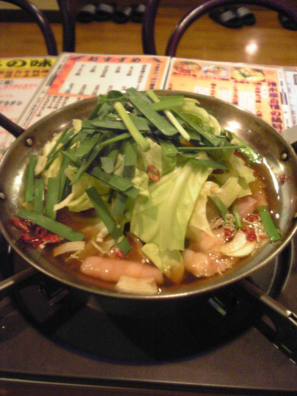 Motsunabe เป็นตัวเลือกมื้อเย็นแบบนั่งเต็มมื้อสำหรับกลุ่มใกล้สถานี Hakata
